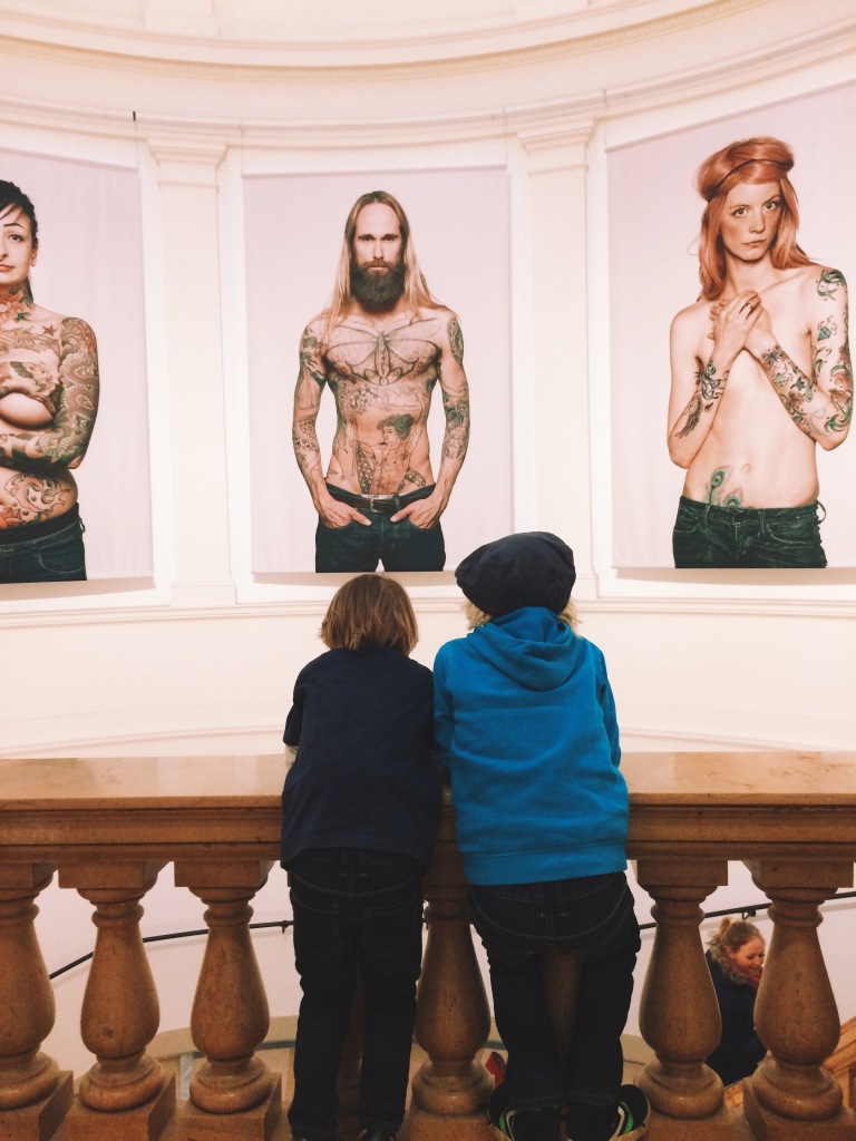 Die Söhne im Museum