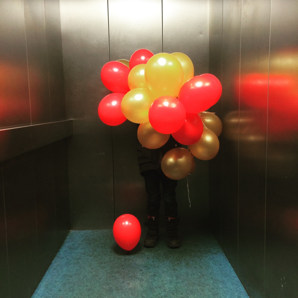 Sohn II mit Luftballons im Fahrstuhl