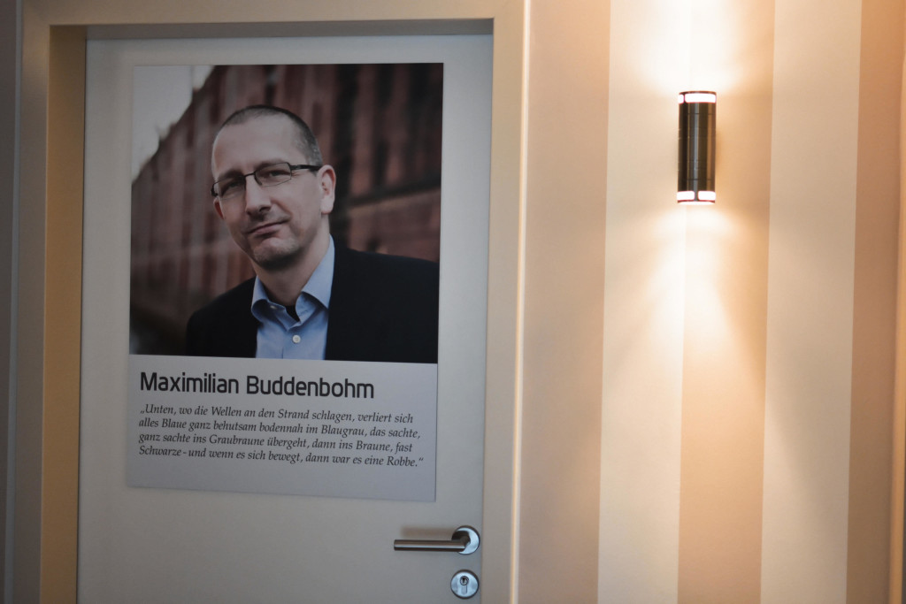 Hotelzimmertür "Maximilian Buddenbohm"